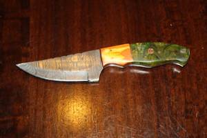 lot 19 image: MHS CUTLERY CUSTUMIZED HANDMADE DAMASCUS STEEL KNIVES WITH EITHER WOOD, BONE OR RESIN HANDLES ALL KNIVES ARE UNIQUELY MADE NO 2 KNIVES ARE THE SAME