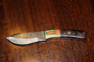 lot 21 image: MHS CUTLERY CUSTUMIZED HANDMADE DAMASCUS STEEL KNIVES WITH EITHER WOOD, BONE OR RESIN HANDLES ALL KNIVES ARE UNIQUELY MADE NO 2 KNIVES ARE THE SAME