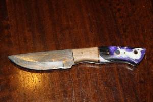 lot 22 image: MHS CUTLERY CUSTUMIZED HANDMADE DAMASCUS STEEL KNIVES WITH EITHER WOOD, BONE OR RESIN HANDLES ALL KNIVES ARE UNIQUELY MADE NO 2 KNIVES ARE THE SAME