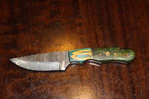 lot 25 image: MHS CUTLERY CUSTUMIZED HANDMADE DAMASCUS STEEL KNIVES WITH EITHER WOOD, BONE OR RESIN HANDLES ALL KNIVES ARE UNIQUELY MADE NO 2 KNIVES ARE THE SAME