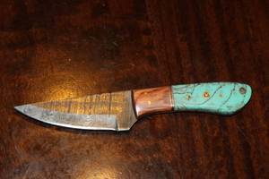 lot 26 image: MHS CUTLERY CUSTUMIZED HANDMADE DAMASCUS STEEL KNIVES WITH EITHER WOOD, BONE OR RESIN HANDLES ALL KNIVES ARE UNIQUELY MADE NO 2 KNIVES ARE THE SAME