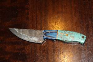 lot 27 image: MHS CUTLERY CUSTUMIZED HANDMADE DAMASCUS STEEL KNIVES WITH EITHER WOOD, BONE OR RESIN HANDLES ALL KNIVES ARE UNIQUELY MADE NO 2 KNIVES ARE THE SAME