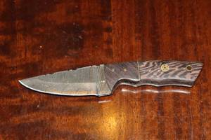 lot 28 image: MHS CUTLERY CUSTUMIZED HANDMADE DAMASCUS STEEL KNIVES WITH EITHER WOOD, BONE OR RESIN HANDLES ALL KNIVES ARE UNIQUELY MADE NO 2 KNIVES ARE THE SAME