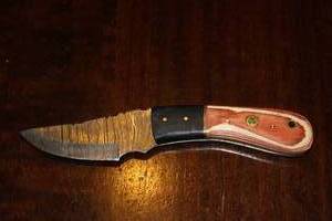 lot 29 image: MHS CUTLERY CUSTUMIZED HANDMADE DAMASCUS STEEL KNIVES WITH EITHER WOOD, BONE OR RESIN HANDLES ALL KNIVES ARE UNIQUELY MADE NO 2 KNIVES ARE THE SAME