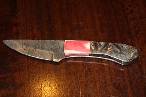 lot 30 image: MHS CUTLERY CUSTUMIZED HANDMADE DAMASCUS STEEL KNIVES WITH EITHER WOOD, BONE OR RESIN HANDLES ALL KNIVES ARE UNIQUELY MADE NO 2 KNIVES ARE THE SAME
