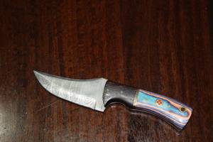 lot 31 image: MHS CUTLERY CUSTUMIZED HANDMADE DAMASCUS STEEL KNIVES WITH EITHER WOOD, BONE OR RESIN HANDLES ALL KNIVES ARE UNIQUELY MADE NO 2 KNIVES ARE THE SAME
