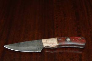 lot 32 image: MHS CUTLERY CUSTUMIZED HANDMADE DAMASCUS STEEL KNIVES WITH EITHER WOOD, BONE OR RESIN HANDLES ALL KNIVES ARE UNIQUELY MADE NO 2 KNIVES ARE THE SAME