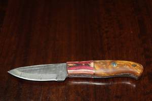 lot 33 image: MHS CUTLERY CUSTUMIZED HANDMADE DAMASCUS STEEL KNIVES WITH EITHER WOOD, BONE OR RESIN HANDLES ALL KNIVES ARE UNIQUELY MADE NO 2 KNIVES ARE THE SAME
