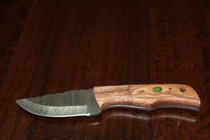 lot 34 image: MHS CUTLERY CUSTUMIZED HANDMADE DAMASCUS STEEL KNIVES WITH EITHER WOOD, BONE OR RESIN HANDLES ALL KNIVES ARE UNIQUELY MADE NO 2 KNIVES ARE THE SAME