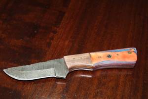 lot 35 image: MHS CUTLERY CUSTUMIZED HANDMADE DAMASCUS STEEL KNIVES WITH EITHER WOOD, BONE OR RESIN HANDLES ALL KNIVES ARE UNIQUELY MADE NO 2 KNIVES ARE THE SAME