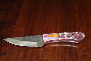 lot 36 image: MHS CUTLERY CUSTUMIZED HANDMADE DAMASCUS STEEL KNIVES WITH EITHER WOOD, BONE OR RESIN HANDLES ALL KNIVES ARE UNIQUELY MADE NO 2 KNIVES ARE THE SAME