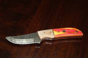 lot 37 image: MHS CUTLERY CUSTUMIZED HANDMADE DAMASCUS STEEL KNIVES WITH EITHER WOOD, BONE OR RESIN HANDLES ALL KNIVES ARE UNIQUELY MADE NO 2 KNIVES ARE THE SAME
