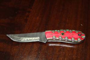 lot 38 image: MHS CUTLERY CUSTUMIZED HANDMADE DAMASCUS STEEL KNIVES WITH EITHER WOOD, BONE OR RESIN HANDLES ALL KNIVES ARE UNIQUELY MADE NO 2 KNIVES ARE THE SAME