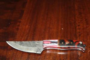 lot 39 image: MHS CUTLERY CUSTUMIZED HANDMADE DAMASCUS STEEL KNIVES WITH EITHER WOOD, BONE OR RESIN HANDLES ALL KNIVES ARE UNIQUELY MADE NO 2 KNIVES ARE THE SAME