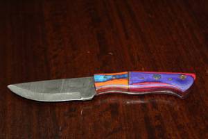 lot 42 image: MHS CUTLERY CUSTUMIZED HANDMADE DAMASCUS STEEL KNIVES WITH EITHER WOOD, BONE OR RESIN HANDLES ALL KNIVES ARE UNIQUELY MADE NO 2 KNIVES ARE THE SAME