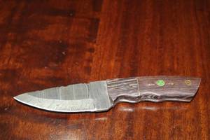 lot 43 image: MHS CUTLERY CUSTUMIZED HANDMADE DAMASCUS STEEL KNIVES WITH EITHER WOOD, BONE OR RESIN HANDLES ALL KNIVES ARE UNIQUELY MADE NO 2 KNIVES ARE THE SAME