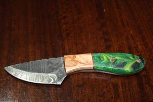lot 44 image: MHS CUTLERY CUSTUMIZED HANDMADE DAMASCUS STEEL KNIVES WITH EITHER WOOD, BONE OR RESIN HANDLES ALL KNIVES ARE UNIQUELY MADE NO 2 KNIVES ARE THE SAME