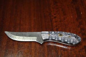 lot 45 image: MHS CUTLERY CUSTUMIZED HANDMADE DAMASCUS STEEL KNIVES WITH EITHER WOOD, BONE OR RESIN HANDLES ALL KNIVES ARE UNIQUELY MADE NO 2 KNIVES ARE THE SAME