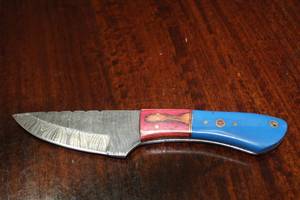 lot 46 image: MHS CUTLERY CUSTUMIZED HANDMADE DAMASCUS STEEL KNIVES WITH EITHER WOOD, BONE OR RESIN HANDLES ALL KNIVES ARE UNIQUELY MADE NO 2 KNIVES ARE THE SAME