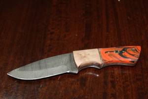 lot 47 image: MHS CUTLERY CUSTUMIZED HANDMADE DAMASCUS STEEL KNIVES WITH EITHER WOOD, BONE OR RESIN HANDLES ALL KNIVES ARE UNIQUELY MADE NO 2 KNIVES ARE THE SAME