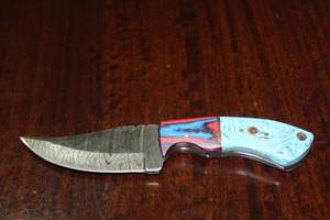 lot 48 image: MHS CUTLERY CUSTUMIZED HANDMADE DAMASCUS STEEL KNIVES WITH EITHER WOOD, BONE OR RESIN HANDLES ALL KNIVES ARE UNIQUELY MADE NO 2 KNIVES ARE THE SAME