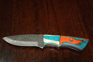 lot 50 image: MHS CUTLERY CUSTUMIZED HANDMADE DAMASCUS STEEL KNIVES WITH EITHER WOOD, BONE OR RESIN HANDLES ALL KNIVES ARE UNIQUELY MADE NO 2 KNIVES ARE THE SAME