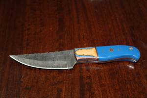 lot 52 image: MHS CUTLERY CUSTUMIZED HANDMADE DAMASCUS STEEL KNIVES WITH EITHER WOOD, BONE OR RESIN HANDLES ALL KNIVES ARE UNIQUELY MADE NO 2 KNIVES ARE THE SAME
