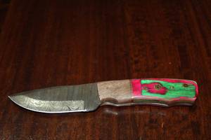 lot 53 image: MHS CUTLERY CUSTUMIZED HANDMADE DAMASCUS STEEL KNIVES WITH EITHER WOOD, BONE OR RESIN HANDLES ALL KNIVES ARE UNIQUELY MADE NO 2 KNIVES ARE THE SAME