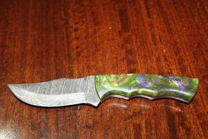 lot 54 image: MHS CUTLERY CUSTUMIZED HANDMADE DAMASCUS STEEL KNIVES WITH EITHER WOOD, BONE OR RESIN HANDLES ALL KNIVES ARE UNIQUELY MADE NO 2 KNIVES ARE THE SAME