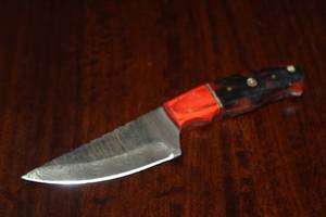 lot 55 image: MHS CUTLERY CUSTUMIZED HANDMADE DAMASCUS STEEL KNIVES WITH EITHER WOOD, BONE OR RESIN HANDLES ALL KNIVES ARE UNIQUELY MADE NO 2 KNIVES ARE THE SAME