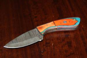 lot 56 image: MHS CUTLERY CUSTUMIZED HANDMADE DAMASCUS STEEL KNIVES WITH EITHER WOOD, BONE OR RESIN HANDLES ALL KNIVES ARE UNIQUELY MADE NO 2 KNIVES ARE THE SAME