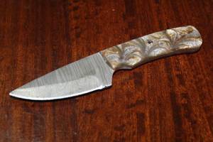 lot 58 image: MHS CUTLERY CUSTUMIZED HANDMADE DAMASCUS STEEL KNIVES WITH EITHER WOOD, BONE OR RESIN HANDLES ALL KNIVES ARE UNIQUELY MADE NO 2 KNIVES ARE THE SAME
