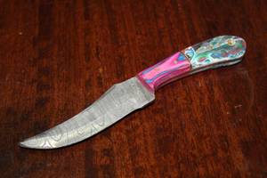 lot 61 image: MHS CUTLERY CUSTUMIZED HANDMADE DAMASCUS STEEL KNIVES WITH EITHER WOOD, BONE OR RESIN HANDLES ALL KNIVES ARE UNIQUELY MADE NO 2 KNIVES ARE THE SAME