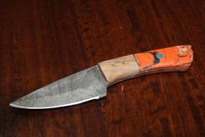 lot 63 image: MHS CUTLERY CUSTUMIZED HANDMADE DAMASCUS STEEL KNIVES WITH EITHER WOOD, BONE OR RESIN HANDLES ALL KNIVES ARE UNIQUELY MADE NO 2 KNIVES ARE THE SAME