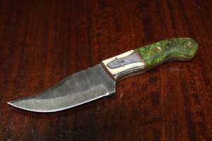 lot 64 image: MHS CUTLERY CUSTUMIZED HANDMADE DAMASCUS STEEL KNIVES WITH EITHER WOOD, BONE OR RESIN HANDLES ALL KNIVES ARE UNIQUELY MADE NO 2 KNIVES ARE THE SAME