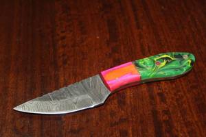 lot 65 image: MHS CUTLERY CUSTUMIZED HANDMADE DAMASCUS STEEL KNIVES WITH EITHER WOOD, BONE OR RESIN HANDLES ALL KNIVES ARE UNIQUELY MADE NO 2 KNIVES ARE THE SAME