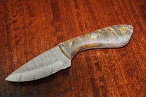 lot 66 image: MHS CUTLERY CUSTUMIZED HANDMADE DAMASCUS STEEL KNIVES WITH EITHER WOOD, BONE OR RESIN HANDLES ALL KNIVES ARE UNIQUELY MADE NO 2 KNIVES ARE THE SAME