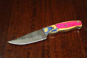 lot 67 image: MHS CUTLERY CUSTUMIZED HANDMADE DAMASCUS STEEL KNIVES WITH EITHER WOOD, BONE OR RESIN HANDLES ALL KNIVES ARE UNIQUELY MADE NO 2 KNIVES ARE THE SAME