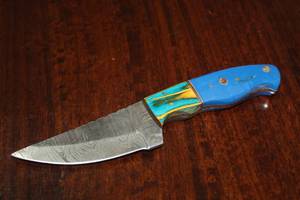lot 68 image: MHS CUTLERY CUSTUMIZED HANDMADE DAMASCUS STEEL KNIVES WITH EITHER WOOD, BONE OR RESIN HANDLES ALL KNIVES ARE UNIQUELY MADE NO 2 KNIVES ARE THE SAME