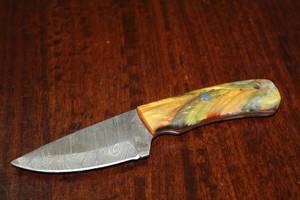 lot 69 image: MHS CUTLERY CUSTUMIZED HANDMADE DAMASCUS STEEL KNIVES WITH EITHER WOOD, BONE OR RESIN HANDLES ALL KNIVES ARE UNIQUELY MADE NO 2 KNIVES ARE THE SAME
