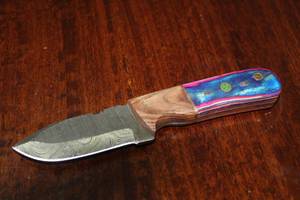 lot 70 image: MHS CUTLERY CUSTUMIZED HANDMADE DAMASCUS STEEL KNIVES WITH EITHER WOOD, BONE OR RESIN HANDLES ALL KNIVES ARE UNIQUELY MADE NO 2 KNIVES ARE THE SAME