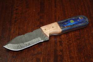 lot 71 image: MHS CUTLERY CUSTUMIZED HANDMADE DAMASCUS STEEL KNIVES WITH EITHER WOOD, BONE OR RESIN HANDLES ALL KNIVES ARE UNIQUELY MADE NO 2 KNIVES ARE THE SAME