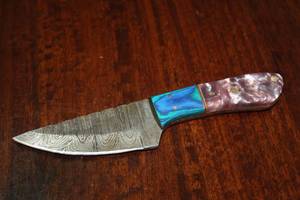lot 72 image: MHS CUTLERY CUSTUMIZED HANDMADE DAMASCUS STEEL KNIVES WITH EITHER WOOD, BONE OR RESIN HANDLES ALL KNIVES ARE UNIQUELY MADE NO 2 KNIVES ARE THE SAME
