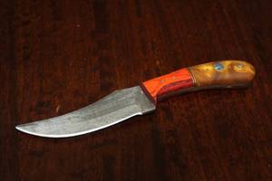 lot 75 image: MHS CUTLERY CUSTUMIZED HANDMADE DAMASCUS STEEL KNIVES WITH EITHER WOOD, BONE OR RESIN HANDLES ALL KNIVES ARE UNIQUELY MADE NO 2 KNIVES ARE THE SAME