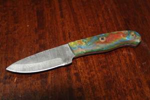lot 76 image: MHS CUTLERY CUSTUMIZED HANDMADE DAMASCUS STEEL KNIVES WITH EITHER WOOD, BONE OR RESIN HANDLES ALL KNIVES ARE UNIQUELY MADE NO 2 KNIVES ARE THE SAME