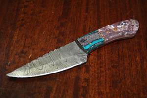 lot 77 image: MHS CUTLERY CUSTUMIZED HANDMADE DAMASCUS STEEL KNIVES WITH EITHER WOOD, BONE OR RESIN HANDLES ALL KNIVES ARE UNIQUELY MADE NO 2 KNIVES ARE THE SAME