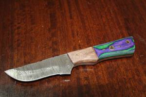 lot 78 image: MHS CUTLERY CUSTUMIZED HANDMADE DAMASCUS STEEL KNIVES WITH EITHER WOOD, BONE OR RESIN HANDLES ALL KNIVES ARE UNIQUELY MADE NO 2 KNIVES ARE THE SAME