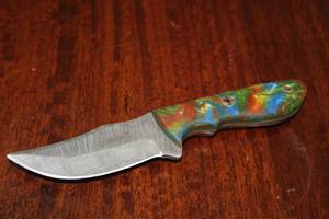 lot 79 image: MHS CUTLERY CUSTUMIZED HANDMADE DAMASCUS STEEL KNIVES WITH EITHER WOOD, BONE OR RESIN HANDLES ALL KNIVES ARE UNIQUELY MADE NO 2 KNIVES ARE THE SAME
