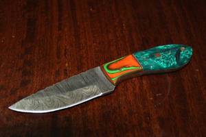 lot 82 image: MHS CUTLERY CUSTUMIZED HANDMADE DAMASCUS STEEL KNIVES WITH EITHER WOOD, BONE OR RESIN HANDLES ALL KNIVES ARE UNIQUELY MADE NO 2 KNIVES ARE THE SAME
