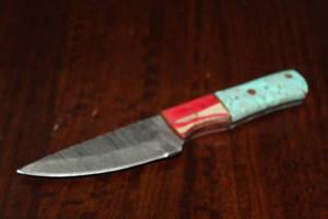 lot 84 image: MHS CUTLERY CUSTUMIZED HANDMADE DAMASCUS STEEL KNIVES WITH EITHER WOOD, BONE OR RESIN HANDLES ALL KNIVES ARE UNIQUELY MADE NO 2 KNIVES ARE THE SAME